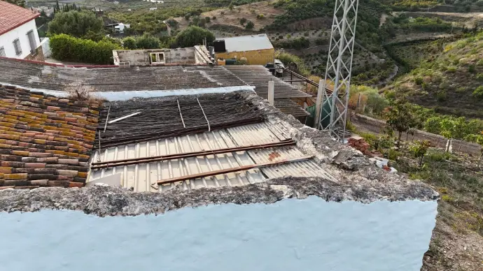 Esta imagen, capturada con precisión por nuestros drones en Málaga, ilustra la eficacia de la inspección aérea de tejados. Se aprecia un tejado con combinación de tejas y chapa metálica, destacando la capacidad de nuestros drones para identificar posibles daños, desgastes o anomalías estructurales sin necesidad de andamios ni riesgos. Nuestros servicios de inspección con drones son ideales para propietarios, comunidades de vecinos, arquitectos y aseguradoras en Málaga que buscan un análisis rápido, seguro y detallado del estado de cubiertas, facilitando el mantenimiento preventivo y la detección de problemas.