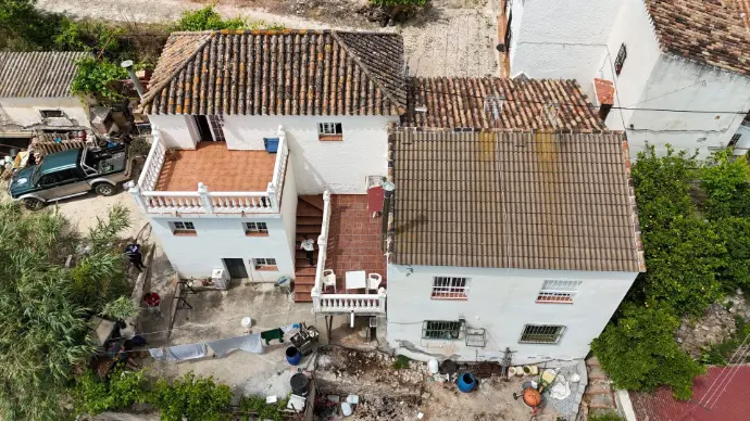 Esta detallada vista aérea de una vivienda en Málaga, capturada con nuestros drones, resalta la arquitectura tradicional y el uso de los espacios exteriores. La imagen es perfecta para ilustrar nuestros servicios de inspección de propiedades, mostrando la calidad y el estado de tejados, fachadas y terrazas desde una perspectiva única y segura. En Skymotion, ofrecemos servicios de fotografía aérea y video con drones para el sector inmobiliario en Málaga, permitiendo a agencias, propietarios e inversores mostrar sus propiedades de forma innovadora y atractiva, además de realizar peritajes y evaluaciones de estado con alta precisión.