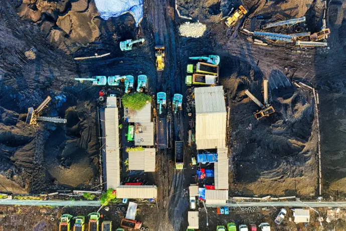 Esta impresionante vista aérea, capturada con drones de última generación en Málaga, ofrece una perspectiva detallada de una operación de movimiento de suelo o extracción de áridos en una cantera o mina. La imagen destaca la distribución estratégica de maquinaria pesada, el procesamiento de materiales y la logística en el terreno, optimizando la gestión de recursos y la seguridad. Nuestros servicios de inspección con drones son ideales para monitoreo de explotaciones mineras, control de volúmenes de acopio y seguimiento de progresos en grandes infraestructreas o proyectos de ingeniería civil en toda la provincia de Málaga y Andalucía.