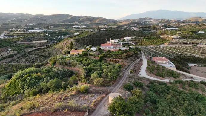Capturada con técnicas de fotogrametría aérea en la provincia de Málaga, esta imagen ofrece una vista expansiva de la rica geografía rural andaluza, fusionando zonas residenciales, vastas extensiones de cultivos agrícolas e invernaderos. Nuestros drones son herramientas esenciales para la fotogrametría y cartografía de precisión, permitiendo generar modelos 3D del terreno, curvas de nivel y mediciones exactas para proyectos de planificación urbanística, gestión de fincas o estudios ambientales en toda la región de Málaga. Descubre el potencial de los datos aéreos para tu próximo proyecto.