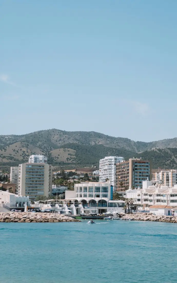 Esta impresionante fotografía aérea, capturada con drones profesionales en Marbella, muestra la vibrante costa de esta icónica ciudad malagueña, combinando la elegancia de su arquitectura con la majestuosidad de las montañas que la abrazan. Ideal para el sector turístico, inmobiliario y eventos, esta imagen subraya nuestra capacidad para proporcionar vistas espectaculares y contenido audiovisual de alta calidad que realza el atractivo de cualquier lugar. En Skymotion, ofrecemos servicios de fotografía y video con drones para promocionar destinos turísticos, propiedades de lujo y eventos especiales a lo largo de toda la Costa del Sol y la provincia de Málaga.
