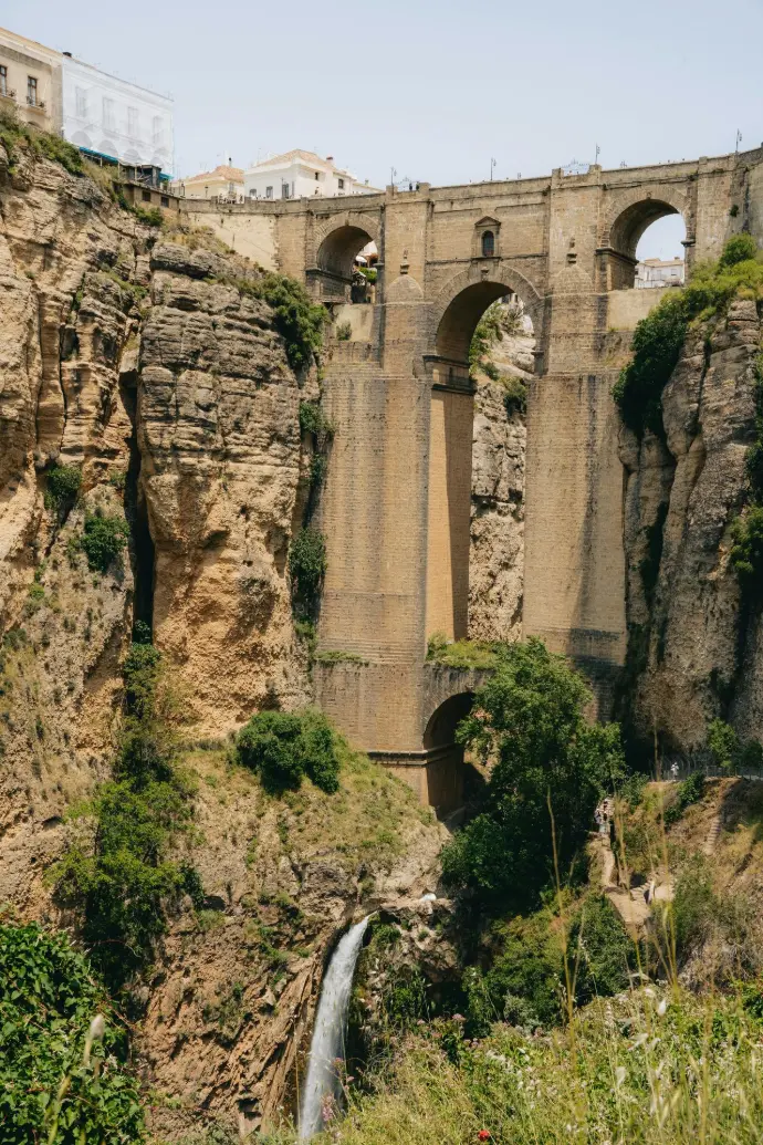 Admira la majestuosidad del Tajo de Ronda y el emblemático Puente Nuevo, capturados desde una perspectiva única con nuestros drones profesionales. Esta imagen resalta la grandiosidad arquitectónica y la belleza natural de uno de los monumentos más visitados de la provincia de Málaga. Nuestros servicios de fotografía y video con drones son ideales para documentar patrimonio histórico, realzar destinos turísticos y crear contenido visual impactante para proyectos culturales o promocionales en Ronda y toda Andalucía. Con Skymotion, tu visión cobra altura.