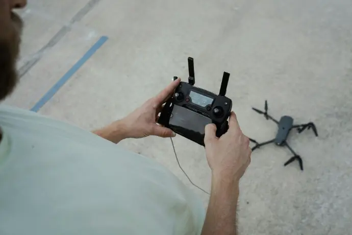 Esta imagen ilustra a uno de nuestros pilotos profesionales, manejando el control remoto de un dron antes de una operación en Málaga. En Skymotion, la seguridad y el cumplimiento normativo son nuestra prioridad. Todos nuestros pilotos están certificados y autorizados por AESA (Agencia Estatal de Seguridad Aérea), garantizando que cada vuelo se realiza con las licencias y permisos necesarios, así como con seguros de responsabilidad civil. Confía en expertos para tus proyectos aéreos en Málaga, ya sea fotografía, vídeo, inspecciones o fotogrametría, asegurando un servicio legal, seguro y de alta calidad.